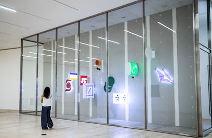 La instalación 'Forecast', con logos de distintos bancos y entidades financieras.