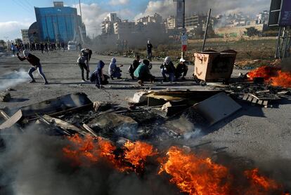 Mató a dos soldados y causó heridas graves a otros dos —un hombre y una mujer— antes de huir en el coche. En la imagen, manifestantes palestinos se enfrentan al ejército israelí en el asentamiento judío de Beit El, cerca de Ramala.