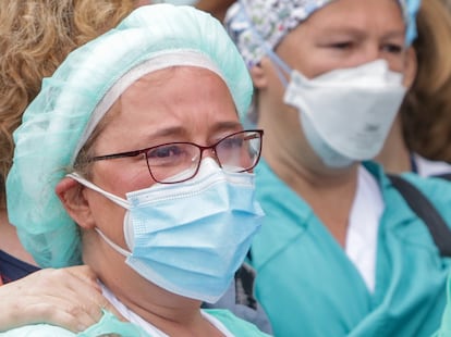 Sanitarios del Hospital Severo Ochoa de Leganés (Madrid) recordaban a un enfermero fallecido por Covid-19 durante la pandemia.