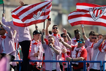 El capitán del Athletic Club, Iker Muniain, durante la celebración en la gabarra. 