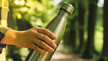 Artículo de EL PAÍS Escaparate que describe las ventajas de usar botellas para mantener el agua fría 24 horas o más