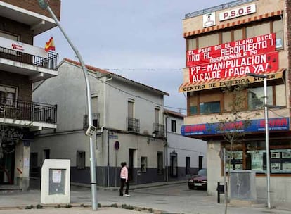Pancartas contra el futuro aeropuerto de El Álamo en la sede del PSOE.