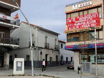 Pancartas contra el futuro aeropuerto de El Álamo en la sede del PSOE.