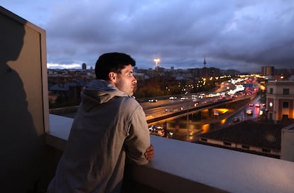 Jan Sanz, en su casa de Vallecas, con vistas al puente.