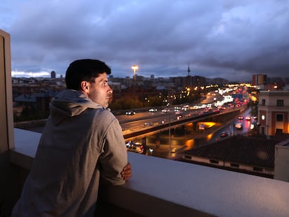 Jan Sanz, en su casa de Vallecas, con vistas al puente.