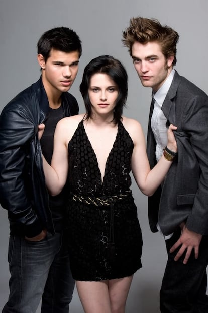 Taylor Lautner, Kristen Stewart y Robert Pattinson imaginando la que les está por venir, en una imagen promocional de los inicios de la saga.