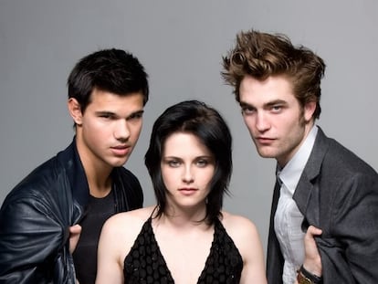 Taylor Lautner, Kristen Stewart y Robert Pattinson imaginando la que les está por venir, en una imagen promocional de los inicios de la saga.