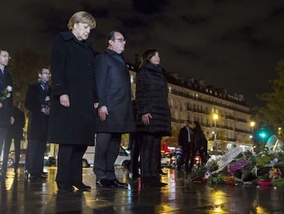 Angela Merkel, Fran&ccedil;ois Hollande y la alcaldesa de Par&iacute;s, Anne Hidalgo, reunidos el 25 de noviembre en la capital francesa para mostrar su respeto a las v&iacute;ctimas de los &uacute;ltimos ataques yihadistas. 