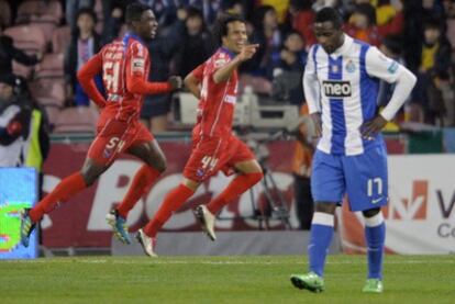 Jugadores del Gil Vicente celebran un gol ante Varela, del Oporto.