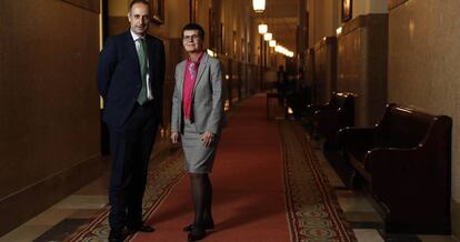 Elke Konig, presidenta de la JUR y Jaime Ponce, del FROB, en la sede del Banco de España. 