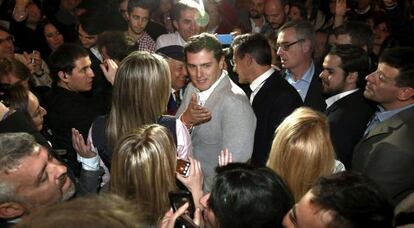 Albert Rivera, rodeado de simpatizantes a la salida del acto. 