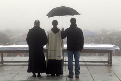 Misa celebrada ayer a las puertas de la basílica del Valle de los Caídos.