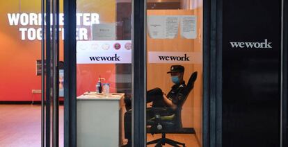 Vigilante en unas oficinas de WeWork en Beijing.
