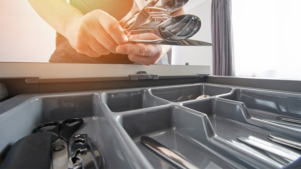 Organizzatore di posate estensibile: spazio per coltelli, spatole e mestoli