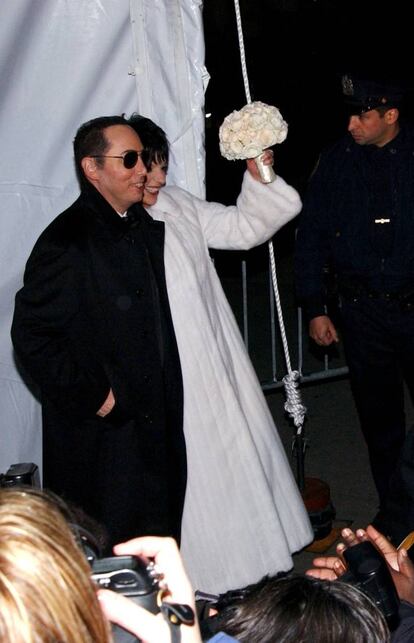 Liza Minnelli y David Gest se dieron el 'sí, quiero' en marzo de 2002 en Nueva York ante 500 invitados con unos padrinos de lujo como Michael Jackson y Liz Taylor. Un vestido de 35.000 euros, una tarta de 30.000 y 500.000 euros en flores fueron algunos de los astronómicos gastos para el cuarto matrimonio de la actriz, que sólo duró un año.