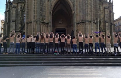 Mujeres protestan este jueves ante la catedral de San Sebastián.