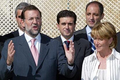 Mariano Rajoy, Jaume Matas, Francisco Camps y Esperanza Aguirre, ayer en la azotea de la sede del PP.