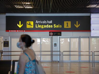 Una pasajera en la sala de llegadas de la terminal 1 de Barajas, el 4 de julio.