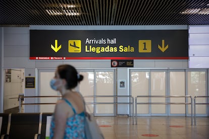 Una pasajera en la sala de llegadas de la terminal 1 de Barajas, el 4 de julio.