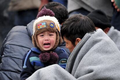 Un niño llora en la frontera con Croacia en Rigonce (Eslovenia) el pasado 23 de octubre de 2015. "Nuestros pacientes, entre los que se incluyen bebés con tan solo unas semanas de vida, ancianos y mujeres, a menudo en un estado muy avanzado del embarazo, ya están cansados y débiles cuando llegan a Serbia", explica el coordinador general de MSF en Serbia, Stephane Moissaing.