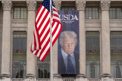 Una lona con la imagen de Donald Trump, en la sede del Departamento de Agricultura, en Washington.