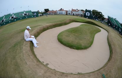 George Coetzee se prepara para salir del búnker en el hoyo 18.