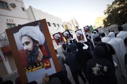 Varios manifestantes portan retratos del clérigo Nimr al-Nimr el pasado 8 de enero.