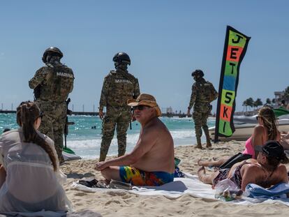 Miembros de la Marina recorren la playa ubicada frente al Mamita's Beach Club, en Playa del Carmen, Quintana Roo, el 2 de febrero.