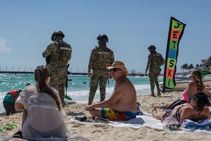 Miembros de la Marina recorren la playa frente al Mamita's Beach Club, en Playa del Carmen, Quintana Roo, el 2 de febrero de 2022.