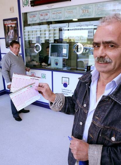 Un portugués muestra sus apuestas en la administración de Lotería de Feces de Abaixo.