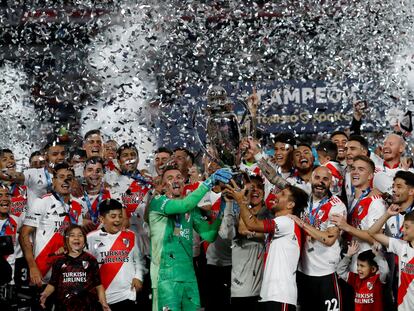 Los jugadores de River Plate celebran la Liga ganada este jueves frente a Racing.