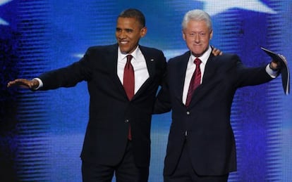 El presidente Barack Obama (Izda.) saluda a Clinton tras su discurso en Charlotte.
