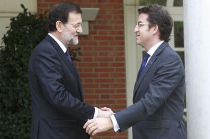 Mariano Rajoy y Alberto N&uacute;&ntilde;ez Feij&oacute;o se saludan a la entrada de la Moncloa.