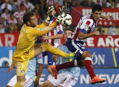 El jugador del Atlético Raul Jimenez trata de marcar superando al portero del Celta, Sergio Álvarez.