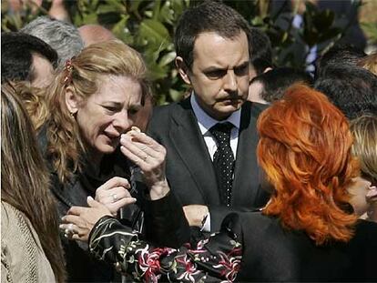 Pilar Manjón, junto a Rodríguez Zapatero, recibe el apoyo de otras víctimas durante el homenaje celebrado en el Bosque del Recuerdo.