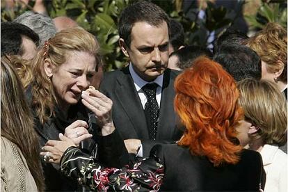 Pilar Manjón, junto a Rodríguez Zapatero, recibe el apoyo de otras víctimas durante el homenaje celebrado en el Bosque del Recuerdo.