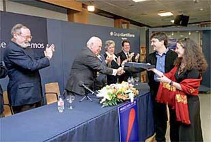 Fernando Savater aplaude mientras Jesús de Polanco entrega, ayer, del Premio especial Santillana.