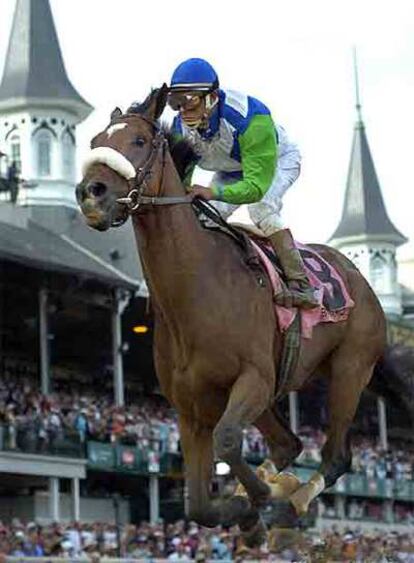 El jinete Edgar Prado cabalga en mayo de 2006 en Kentucky a lomos de <i>Barbaro.