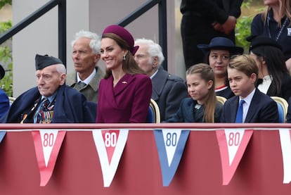 Antes de saludar al público desde el balcón, la familia real ha observado una procesión militar desde un estrado que han compartido con veteranos de guerra.