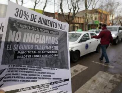 Un panfleto llamando a la huelga general de profesores