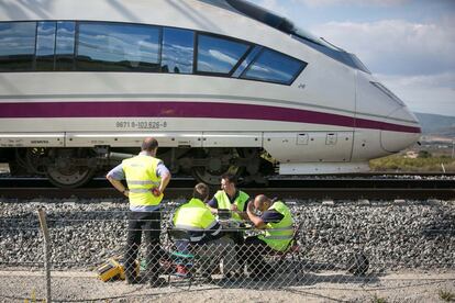 La interrupción de la circulación de los trenes AVE de Cataluña entre las estaciones de Camp de Tarragona y Figueres (Girona) ha afectado a un total de 40 trenes y 13.000 personas que debían viajar. En la imagen, operarios de Adif trabajan en el kilómetro 568 para restablecer la normalidad en la circulación del AVE.