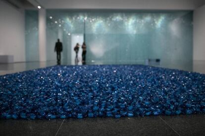 La obra titulada “Untitled (Blue placebo)” fechada en 1991, es una de las piezas que desde hoy se pueden ver en el MACBA, que expone una gran retrospectiva del artista cubano-estadounidense Félix González-Torres, el cual incide en cuestiones actuales como la memoria, la autoridad, la libertad y la identidad nacional.