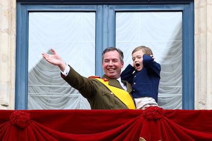 Guillermo de Luxemburgo junto a su hijo el príncipe Carlos