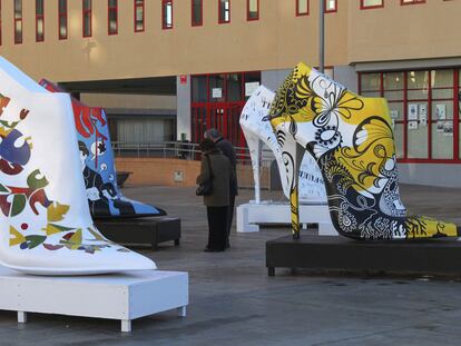 Cuatro de los zapatos de la exposición en homenaje al calzado.