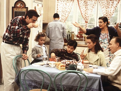 Una escena de ‘Médico de familia’, una de las ficciones castizas y cien por cien blancas de la España de los noventa.