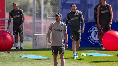 Diego Pablo Simeone  dirige el entrenamiento del Atlético este jueves en la Ciudad Deportiva Wanda, en Majadahonda.