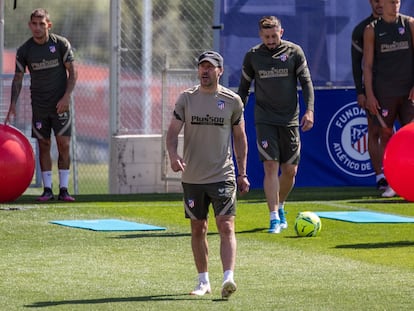 Diego Pablo Simeone  dirige el entrenamiento del Atlético este jueves en la Ciudad Deportiva Wanda, en Majadahonda.