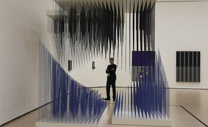 La obra 'Doble progresión azul y negra', del artista Jesús Rafael Soto, en el museo Guggenheim de Bilbao.