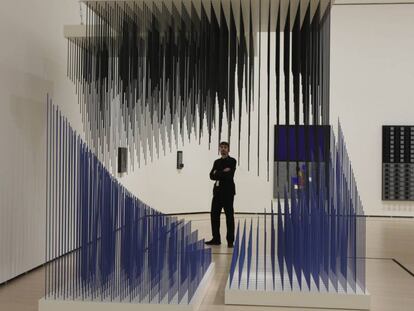 La obra 'Doble progresión azul y negra', del artista Jesús Rafael Soto, en el museo Guggenheim de Bilbao.
