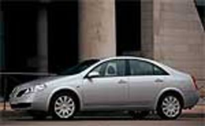 Es una berlina de cuatro puertas, pero tiene una línea tan limpia y estilizada que casi parece un cupé. El frontal es original y el techo se prolonga hacia atrás para integrar el maletero de forma armoniosa.
